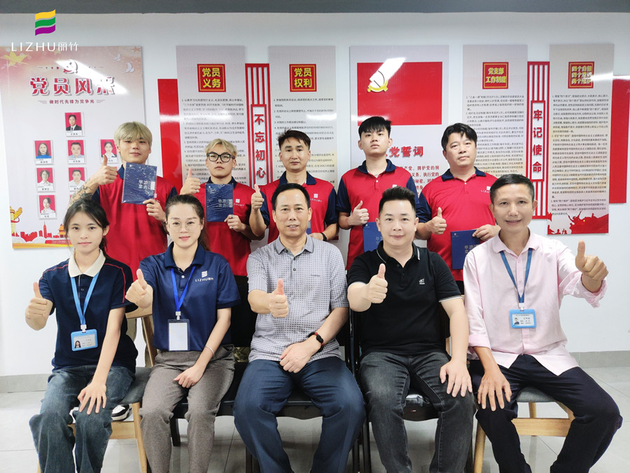 廣西美發(fā)學(xué)校畢業(yè)，校長(zhǎng)頒發(fā)證書(shū)寄祝福
