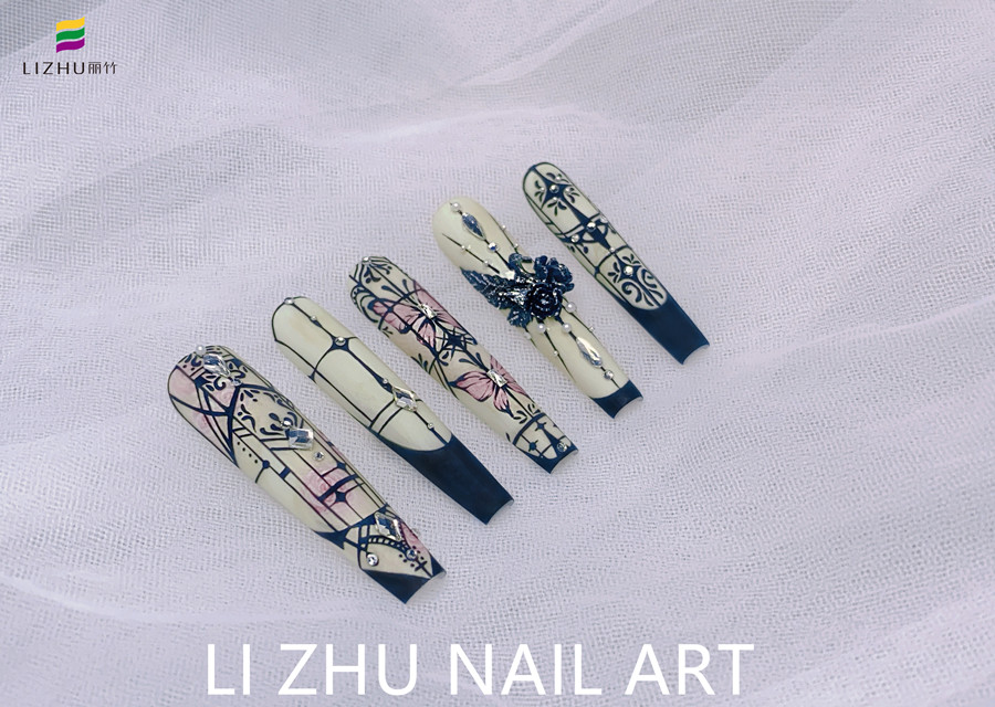 手繪花窗美甲，南寧美甲設(shè)計(jì)作品賞析
